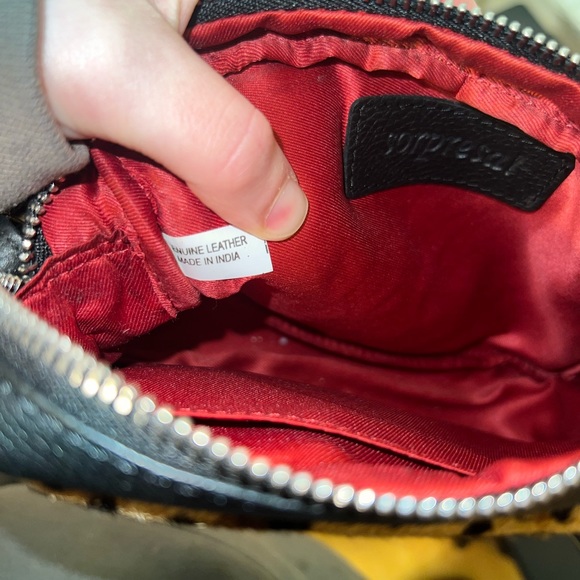 Sorpresa! Leopard Print Cross Body Purse. Excellent condition. Adjustable strap - Picture 9 of 9